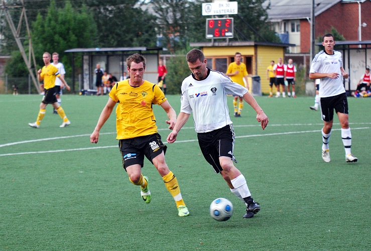 2010_0813_39.JPG - Dennis Jansson sätter press BK30 backen