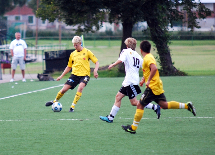 2010_0813_40.JPG - Martin Haglind gör ett uppspel mot mittfältet