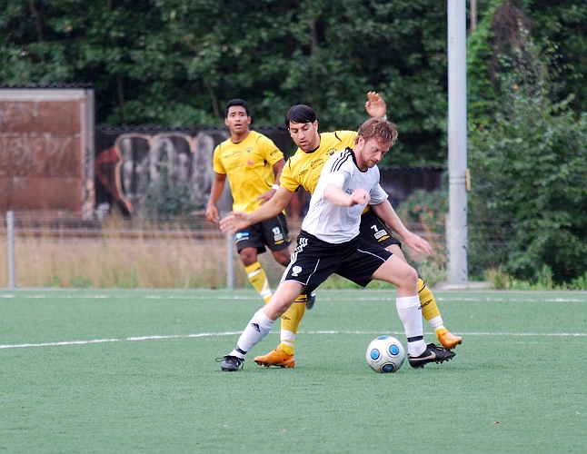 2010_0813_41.JPG - Karim Safari i närkamp med BK30 backen