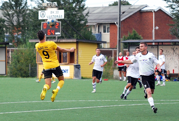 2010_0813_42.JPG - Miralem Malic hoppar upp och tar en höjdboll