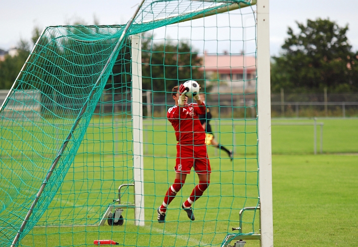 2010_0818_09.JPG - Gideonsbergs målvakt tar in bollen strax framför mållinjen