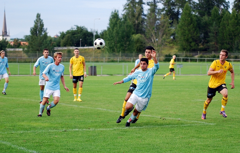 2010_0818_12.JPG - Ett inlägg från högerkanten som passerar över alla spelarna inne i straffområdet