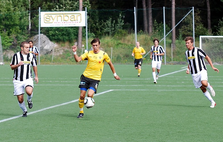 2010_0822_02.JPG - Rio Babovic avancerar fram genom Juventus backlinje