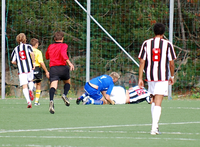 2010_0822_09.JPG - . . . . Dalibor Ivkovic faller och domaren dömer straff + gult kort för Fredrik Hagström . . . .