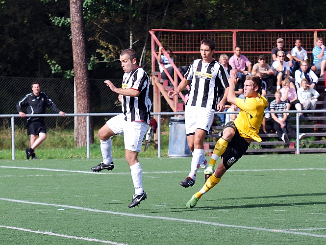 2010_0822_15.JPG - Dennis Jansson har gått på avslut men bollen går över målet