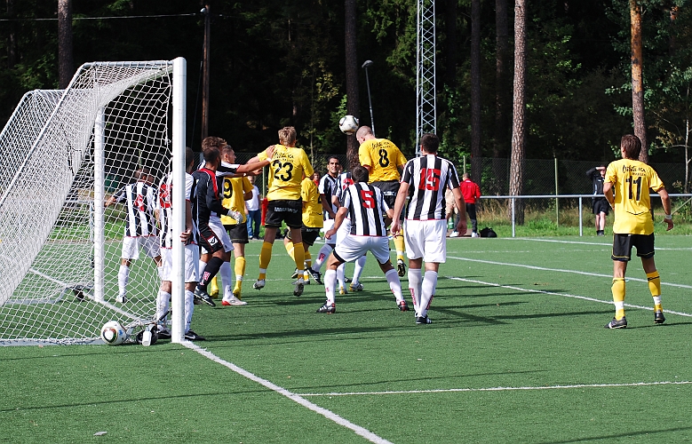 2010_0822_16.JPG - Gustav Gustavsson går upp och nickar bollen över målet efter en hörna för Södra