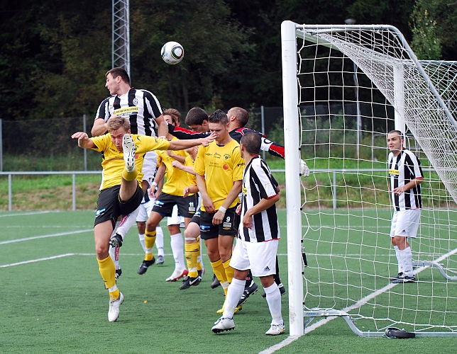 2010_0822_21.JPG - Samuel Hultkvist försöker få in bollen i mål efter en hörna för Södra
