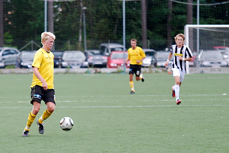 2010_0822_29.JPG - Martin Haglind tar emot en crosspassning