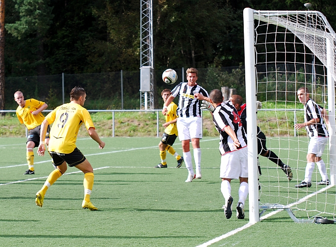 2010_0822_35.JPG - . . . . målvakten når inte bollen i sitt försök att ta den . . . .