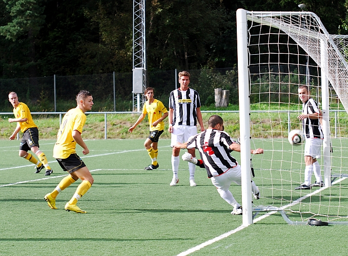2010_0822_36.JPG - . . . . backen vid stolpen försöker rensa undan bollen, men bollen går rätt upp i nätet. Södra har reducerat till 3-2 genom Gustav Gustavsson.