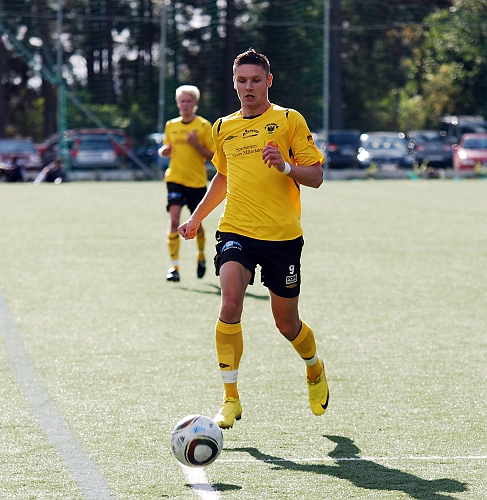 2010_0822_41.JPG - Miralem Malic på väg att få kontroll på en djupledsboll