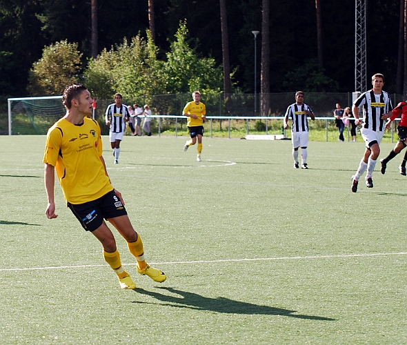 2010_0822_43.JPG - Miralem Malic har precis lobbat bollen över målvakten in  i mål. Seger 4-3 till Södra över Juventus