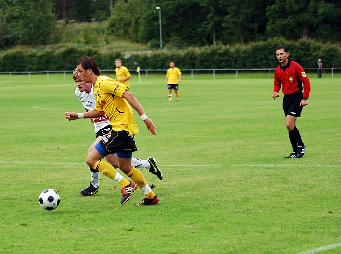 2010_0825_12.JPG - Rio Babovic försöker att rycka sig förbi på utsidan av backen . . . .