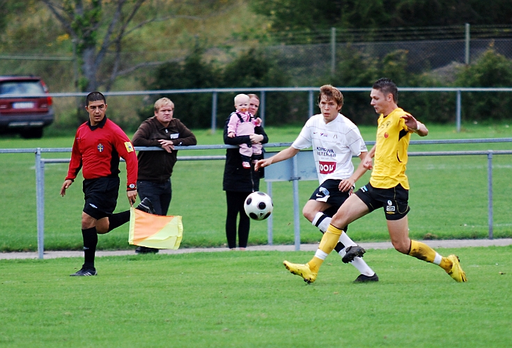 2010_0825_15.JPG - Miralem Malic försöker rycka ifrån sin bevakning på kanten