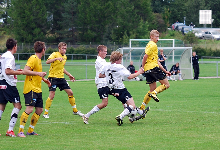 2010_0825_17.JPG - Filip Stjernfeldt direktskarvar bollen efter ett lågt inspel