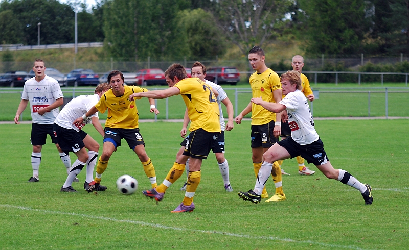 2010_0825_18.JPG - Efter en tilltrasslad situation kommer bollen till Dennis Jansson som trycker in den i mål, 2-0 till Södra