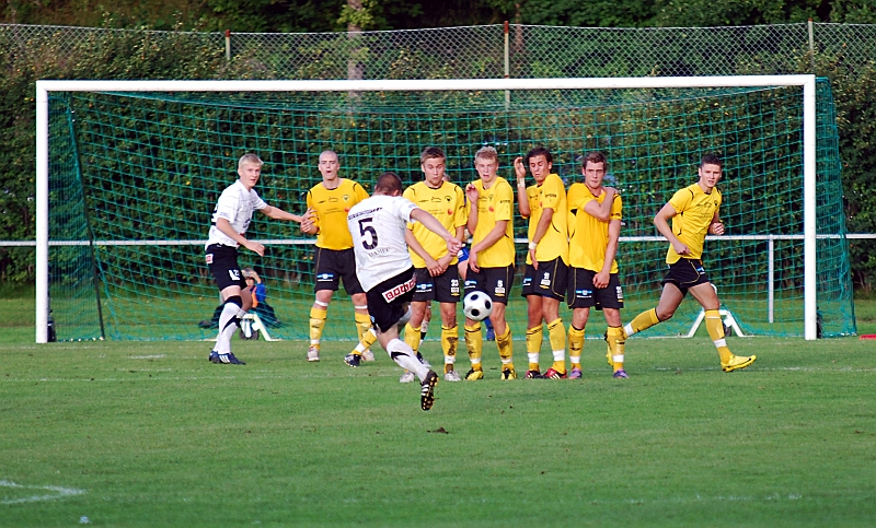 2010_0825_22.JPG - Frispark för Kolsva men bollen går rakt i muren