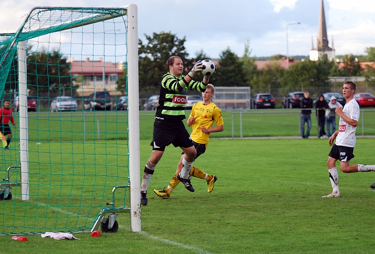 2010_0825_26.JPG - Kolsvamålvakten greppar bollen enkelt efter ett inspel framför mål