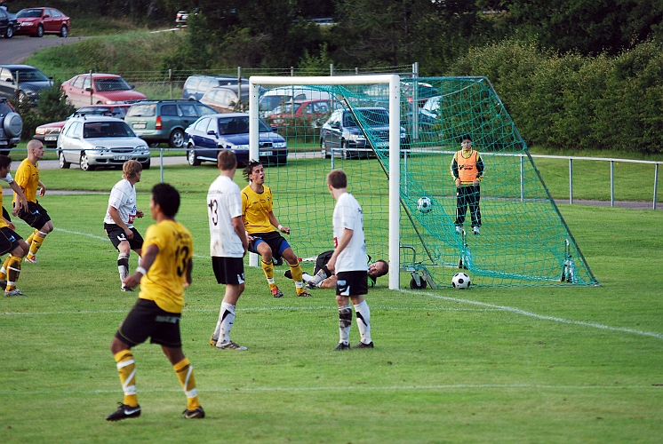 2010_0825_33.JPG - . . . . 3-0 till Södra på en magnifikt slagen frispark av Jonas Hammarlund.