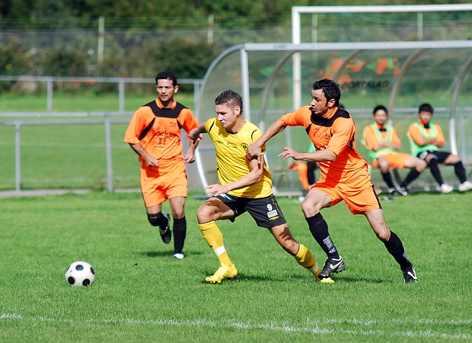 2010_0828_08.JPG - Miralem Malic försöker att rycka ifrån Bäckby försvaret