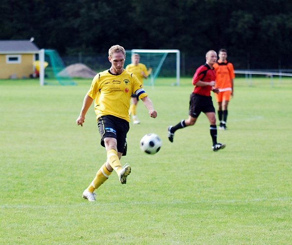 2010_0828_42.JPG - Mikael Wiker ser att målvakten står lite långt ut . . . .
