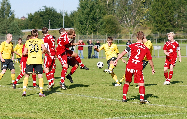 2010_0904_06.JPG - Samuel Hultqvist skjuter mot mål, på en retur efter en hörna