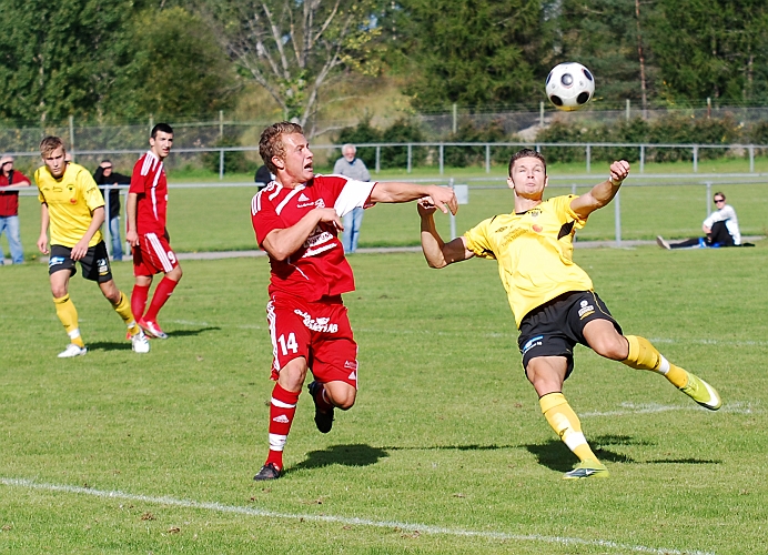 2010_0904_08.JPG - Miralem Malic i kamp om bollen med en Salaback