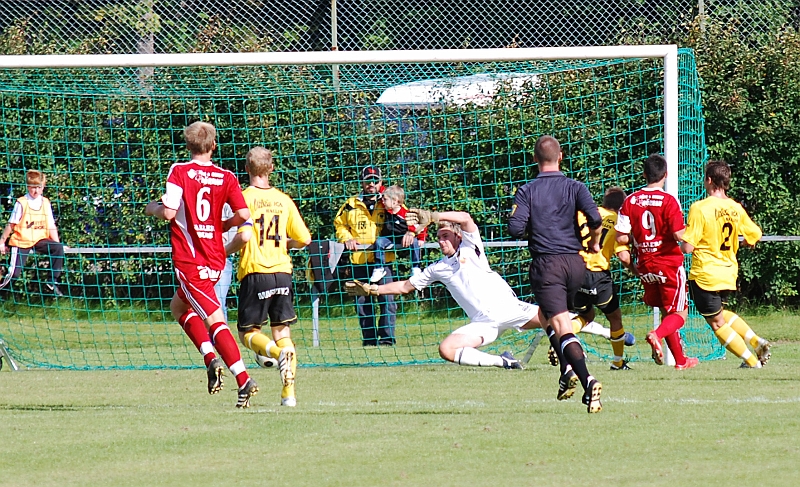 2010_0904_10.JPG - En farlig Salachans men bollen går utanför stolpen