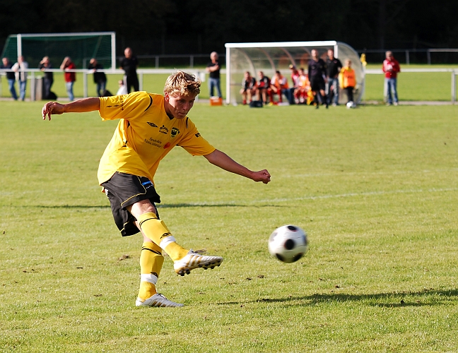 2010_0904_17.JPG - Dervis Grabus skjuter ett hårt skott men bollen blockeras av spelare framför målet
