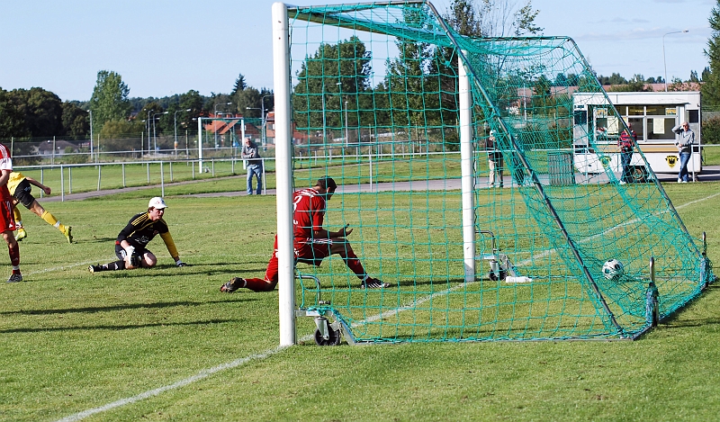 2010_0904_22.JPG - . . . . och bollen går i mål, kvittering för Södra till 1-1 genom Miralem Malic