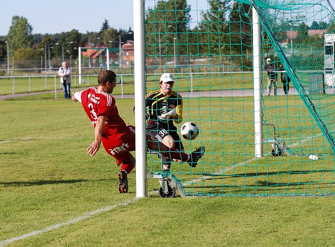 2010_0904_26.JPG - . . . . innan backen hinner sparka ut bollen har ass. domaren vinkat för mål. 2-1 till Södra genom Miralem Malic