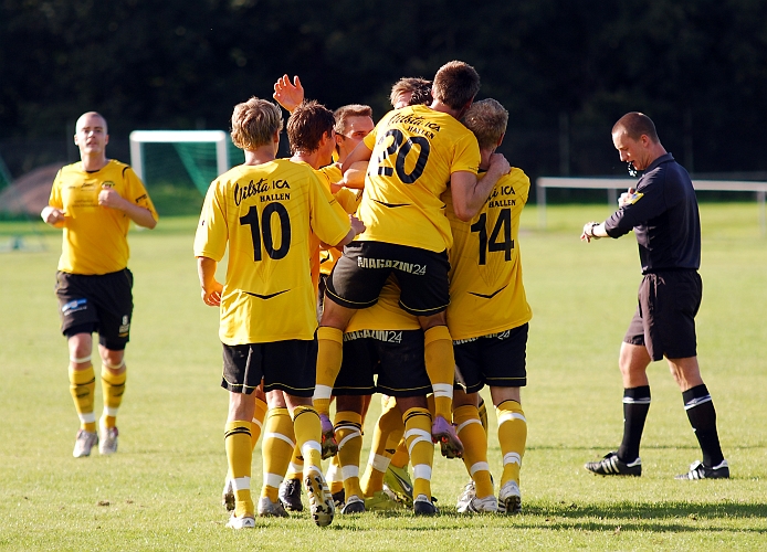 2010_0904_27.JPG - Glada Södraspelare efter ledningsmålet