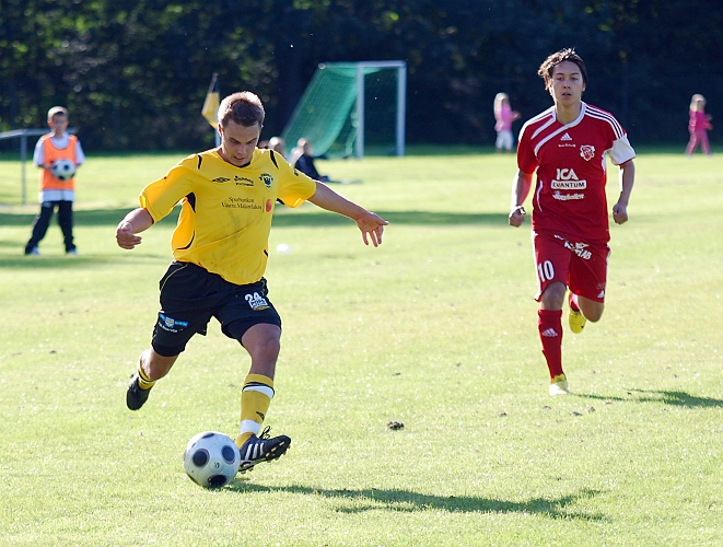 2010_0904_28.JPG - Patrik Palmqvist slår ett inlägg