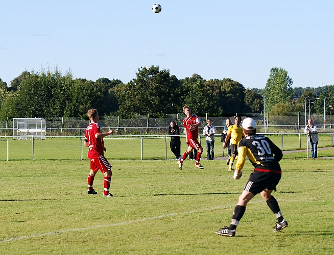 2010_0904_32.JPG - Jonas Hammarlund slår ett högt inlägg . . . .