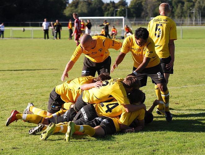 2010_0904_35.JPG - Underst i högen ligger målskytten Mikael Wiker