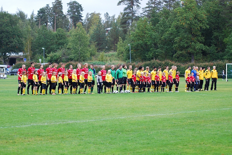 2010_0918_02.JPG - Presentation av lagen inför publiken