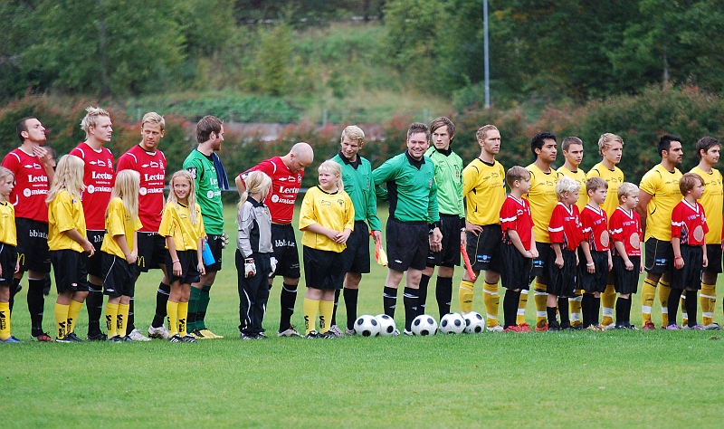 2010_0918_04.JPG - Presentation av lagen inför publiken