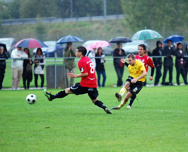 2010_0918_12.JPG - Patrik Palmqvist går för ett avslut och bollen går strax utanför stolpen