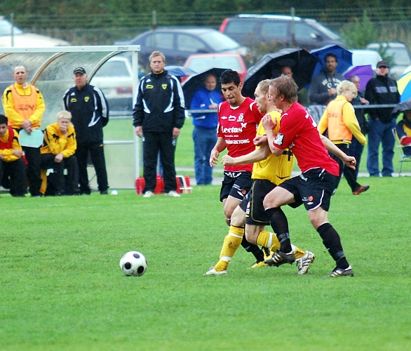 2010_0918_13.JPG - Mikael Wiker trycks ihop av 2st kungsörare