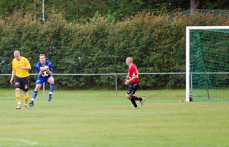 2010_0918_15.JPG - Fredrik Hagström greppar bollen i skopan