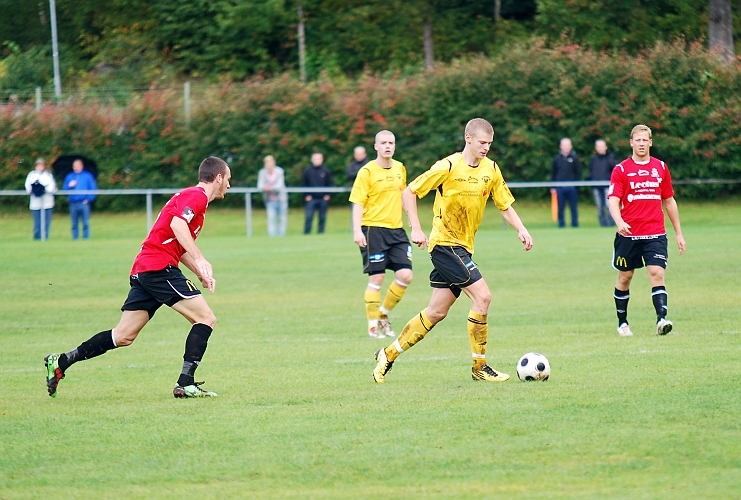 2010_0918_18.JPG - Filip Stjernfeldt driver bollen på mittplan