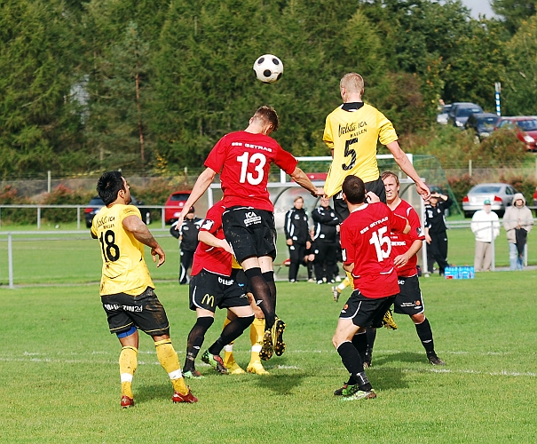 2010_0918_19.JPG - Filip Stjernfeldt i nickduell med en kungsörsspelare