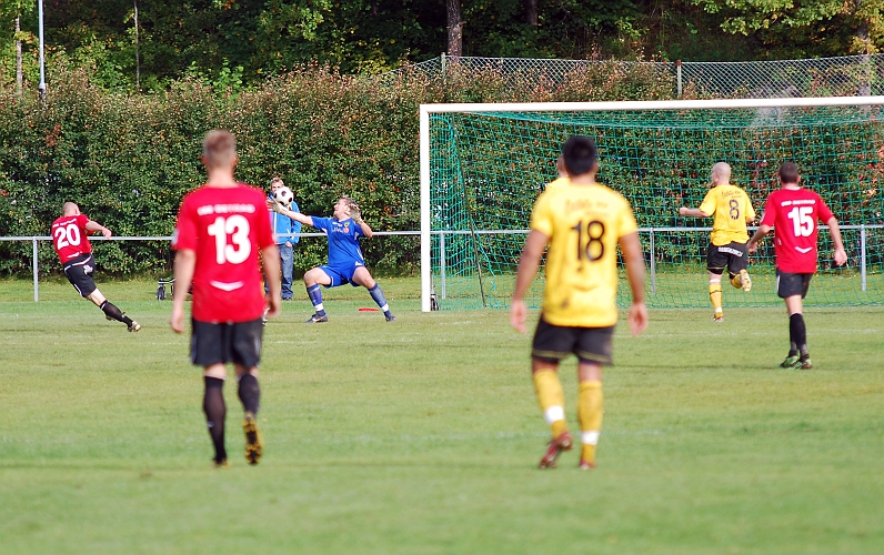 2010_0918_27.JPG - Kungsör tar ledningen med 0-1 genom nr.20 Tero Pakanen