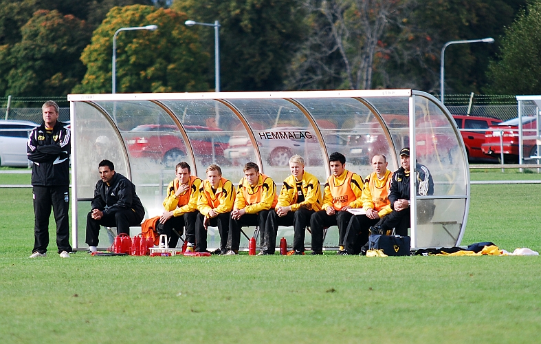 2010_0918_33.JPG - Hemmalagets ledare och avbytare ser samlade och laddade ut inför 2:a halvlek