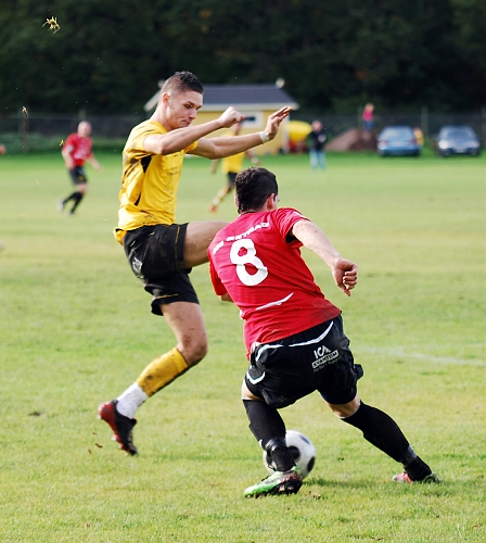 2010_0918_35.JPG - Miralem Malic är framme och pressar på kungsörsspelaren