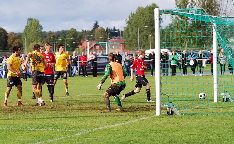 2010_0918_41.JPG - . . . . men bollen rullar precis utanför stolpen