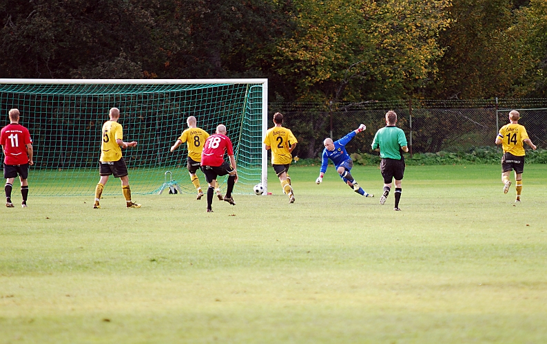 2010_0918_50.JPG - Nära att Kungsör tar ledningen men bollen går förbi alla och strax utanför bortre stolpen
