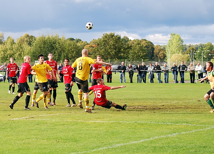 2010_0918_51.JPG - Gustav Gustavsson går upp mot bollen för att nicka . . . .