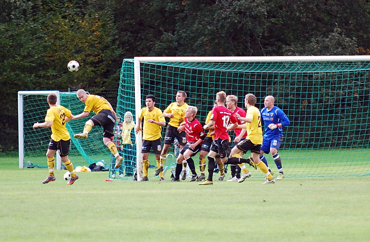 2010_0918_56.JPG - Gustav Gustavsson nickar undan bollen efter ett inlägg