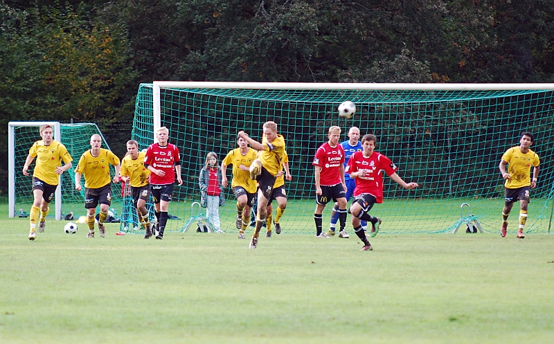 2010_0918_57.JPG - Och Mikael Wiker rensar undan bollen från straffområdet